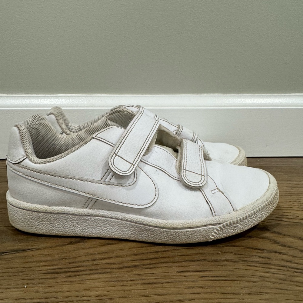 Kids Nike tennis shoes size 1.5.